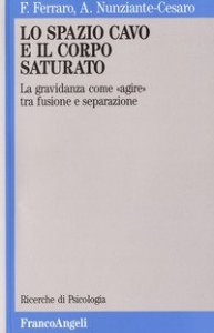 Lo spazio cavo e il corpo saturato. La gravidanza come &laquo;Agire&raquo; tra fusione e separazione