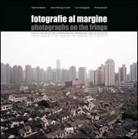 Fotografie al margine. Dalla societ&agrave; dell'immagine della societ&agrave;. Ediz. italiana e inglese